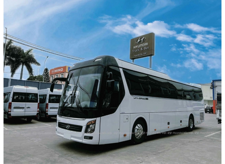 Xe 45 chỗ Universe 47